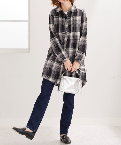 BELLUNA PLUS(ベルーナ)の「多ボタン使いチェック柄シャツチュニック(チュニック・レディース・ネイビー系/ブラウン系/ブラック系/ネイビー系2/ネイビー系3・X-LARGE/LARGE/MEDIUM)」の17枚目の写真