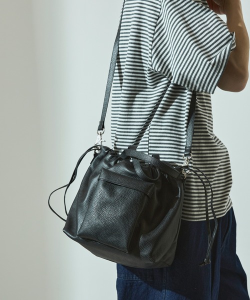 Firsthand（ファーストハンド）の「Firsthand/ファーストハンド 2WAY Leather Shoulderbag /  2WAY巾着ショルダーバッグ / ハンドバッグ / 牛革 / 撥水レザー（ショルダーバッグ・メンズ・ブラック・ONE SIZE）」の2枚目の写真