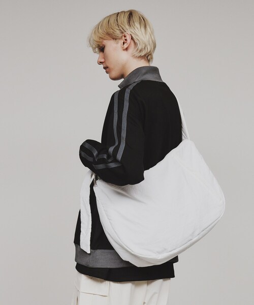 tk.TAKEO KIKUCHI（ティーケータケオキクチ）の「パテッドラウンドショルダーBAG（ショルダーバッグ・メンズ・オリーブ系5/ホワイト系3/ブラック/ブラック系・00）」の3枚目の写真