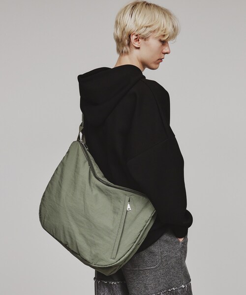 tk.TAKEO KIKUCHI（ティーケータケオキクチ）の「パテッドラウンドショルダーBAG（ショルダーバッグ・メンズ・オリーブ系5/ホワイト系3/ブラック/ブラック系・00）」の5枚目の写真