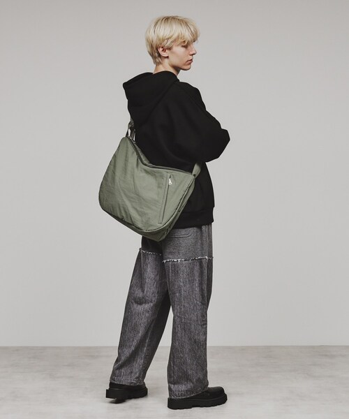 tk.TAKEO KIKUCHI（ティーケータケオキクチ）の「パテッドラウンドショルダーBAG（ショルダーバッグ・メンズ・オリーブ系5/ホワイト系3/ブラック/ブラック系・00）」の6枚目の写真