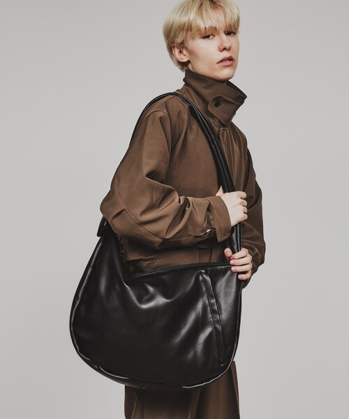 tk.TAKEO KIKUCHI（ティーケータケオキクチ）の「パテッドラウンドショルダーBAG（ショルダーバッグ・メンズ・オリーブ系5/ホワイト系3/ブラック/ブラック系・00）」の7枚目の写真