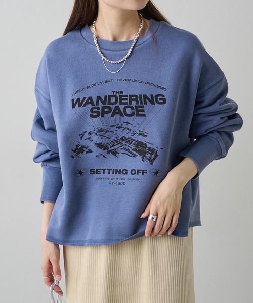 PUAL CE CIN（ピュアルセシン）の「ヴィンテージライクスペースプリント裏起毛スウェット（スウェット・レディース・チャコールグレー/ブルー・FREE）」の2枚目の写真