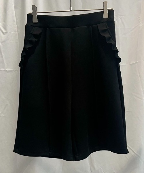 hugi(ハギ)の「FRILL BERMUDA SHORTS/フリルバルミューダパンツ(その他パンツ・レディース・ブラック・FREE)」の4枚目の写真