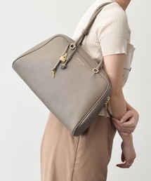 INTER-CHAUSSURES（インターショシュール）の「【CHRISTIAN VILLA】チャーム付きシュリンクレザーハンドバッグ(Q56336)（ハンドバッグ）」