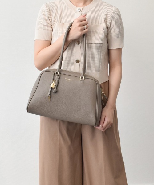 CHRISTIAN VILLA（クリスチャンヴィラ）の「【CHRISTIAN VILLA】チャーム付きシュリンクレザーハンドバッグ(Q56336)（ハンドバッグ・レディース・アイボリー/グレー・ALL）」の9枚目の写真