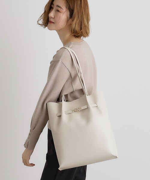 grove(グローブ)の「【A4】ベルトタックハンドルトート(トートバッグ・レディース・ダークグレー/ライトグレー/アイボリー/ブラック・00)」の5枚目の写真