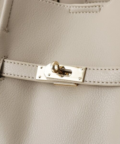 grove(グローブ)の「【A4】ベルトタックハンドルトート(トートバッグ・レディース・ダークグレー/ライトグレー/アイボリー/ブラック・00)」の19枚目の写真