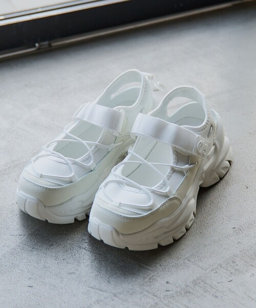 coen（コーエン）の「【C.Mt】クロスループスニーカー（WEB限定サイズ）（スニーカー・レディース・ブラック/オフホワイト・24.5cm/23.5cm/22.5cm）」の4枚目の写真