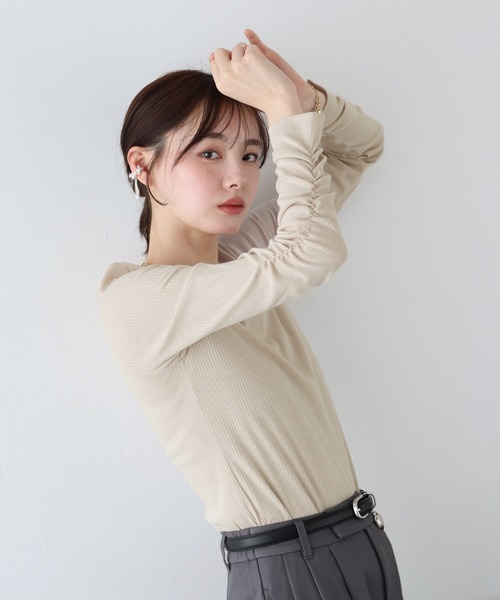 BLUEEAST(ブルーイースト)の「シャーリング袖カットソー(Tシャツ/カットソー・レディース・ホワイト/ブラック/ベージュ/ピンクベージュ/ブラウン・MEDIUM)」の4枚目の写真