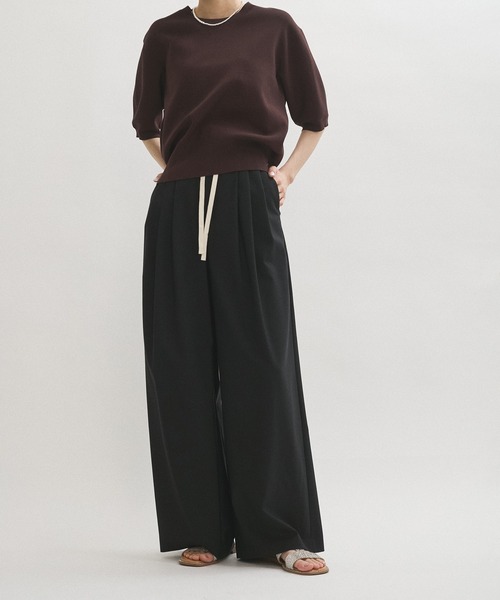 ADAM ET ROPE'(アダムエロペ)の「【サステナブル】3タックトロピカルスラックス(スラックス・レディース・グレー系その他/ブラック・38/36)」の1枚目の写真