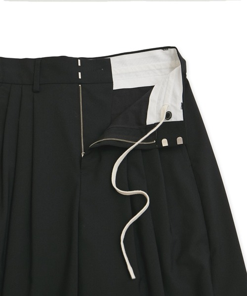 ADAM ET ROPE'(アダムエロペ)の「【サステナブル】3タックトロピカルスラックス(スラックス・レディース・グレー系その他/ブラック・38/36)」の6枚目の写真