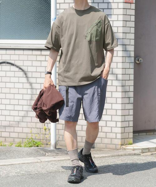 ITEMS URBANRESEARCH（アイテムズ アーバンリサーチ）の「ジップポケットキリカエクルーネックTシャツ（Tシャツ/カットソー・メンズ・チャコールグレー/ブラック/グレー系その他/カーキ/ホワイト・MEDIUM/LARGE/X-LARGE）」の9枚目の写真