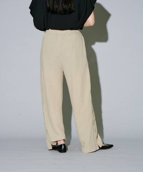 terrace(テラス)の「リネンライクサイドボタンスリットパンツ(チノパンツ・レディース・カーキ/ブラック/ベージュ・MEDIUM)」の6枚目の写真