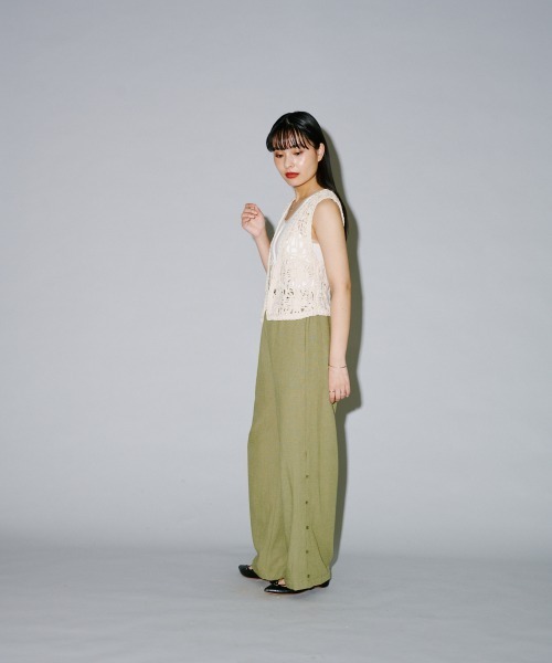 terrace(テラス)の「リネンライクサイドボタンスリットパンツ(チノパンツ・レディース・カーキ/ブラック/ベージュ・MEDIUM)」の10枚目の写真