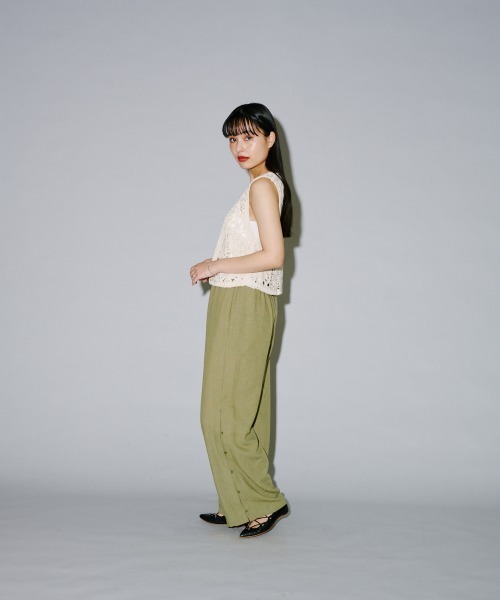 terrace(テラス)の「リネンライクサイドボタンスリットパンツ(チノパンツ・レディース・カーキ/ブラック/ベージュ・MEDIUM)」の11枚目の写真