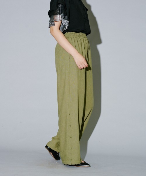 terrace(テラス)の「リネンライクサイドボタンスリットパンツ(チノパンツ・レディース・カーキ/ブラック/ベージュ・MEDIUM)」の13枚目の写真