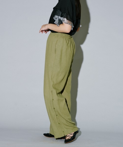terrace(テラス)の「リネンライクサイドボタンスリットパンツ(チノパンツ・レディース・カーキ/ブラック/ベージュ・MEDIUM)」の4枚目の写真