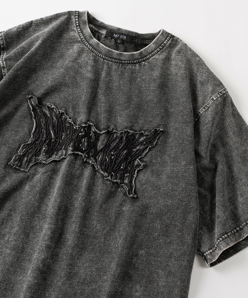 SlashDate(スラッシュデイト)の「【82】グランジ加工 ヴィンテージテイスト 刺繍デザイン Tシャツ オーバーサイズ(Tシャツ/カットソー・メンズ・アイボリー/ブラック/ブラック系その他/オフホワイト・M/L)」の1枚目の写真