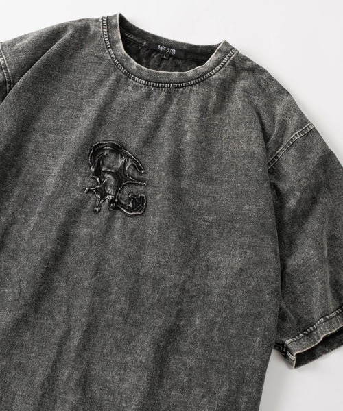 SlashDate(スラッシュデイト)の「【82】グランジ加工 ヴィンテージテイスト 刺繍デザイン Tシャツ オーバーサイズ(Tシャツ/カットソー・メンズ・アイボリー/ブラック/ブラック系その他/オフホワイト・M/L)」の4枚目の写真
