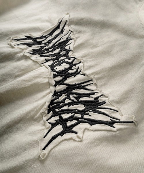 SlashDate(スラッシュデイト)の「【82】グランジ加工 ヴィンテージテイスト 刺繍デザイン Tシャツ オーバーサイズ(Tシャツ/カットソー・メンズ・アイボリー/ブラック/ブラック系その他/オフホワイト・M/L)」の8枚目の写真