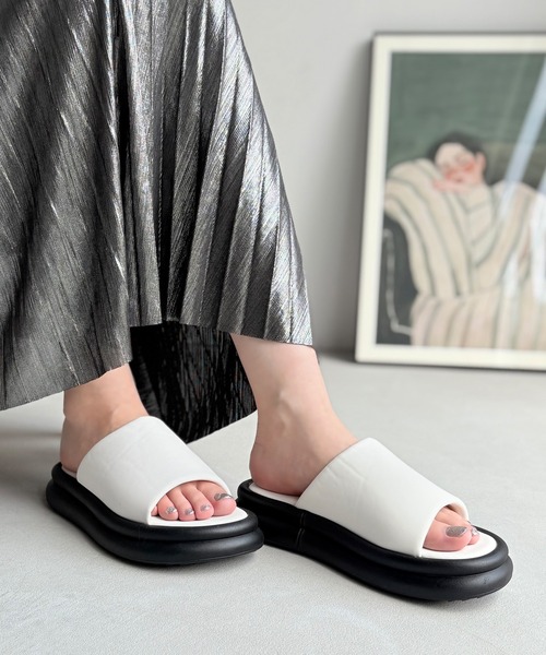 LUGG NAGG（ラグナグ）の「【Design Note】【厚底】プラットフォームボリュームパフィーサンダル（サンダル・レディース・ホワイト/ブラック・L/LL/M/S）」の3枚目の写真