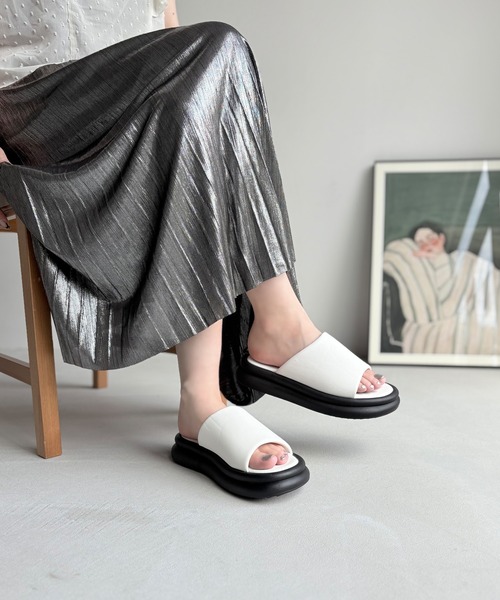 LUGG NAGG（ラグナグ）の「【Design Note】【厚底】プラットフォームボリュームパフィーサンダル（サンダル・レディース・ホワイト/ブラック・L/LL/M/S）」の4枚目の写真