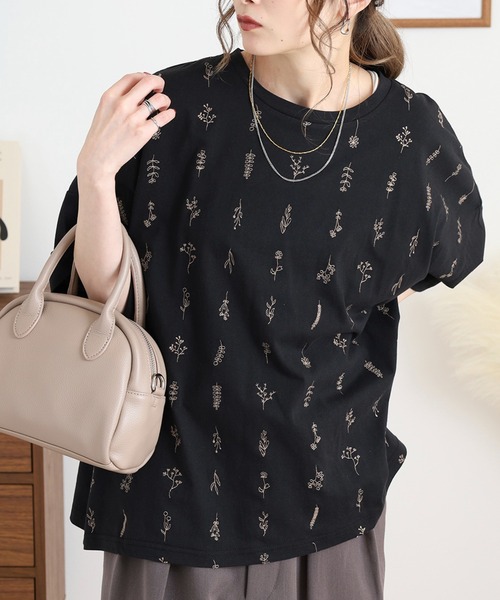 Emago（イマゴ）の「EMAGO お花全面刺繍Ｔ（Tシャツ/カットソー・レディース・ネイビー/レッド/ブラック・FREE）」の2枚目の写真