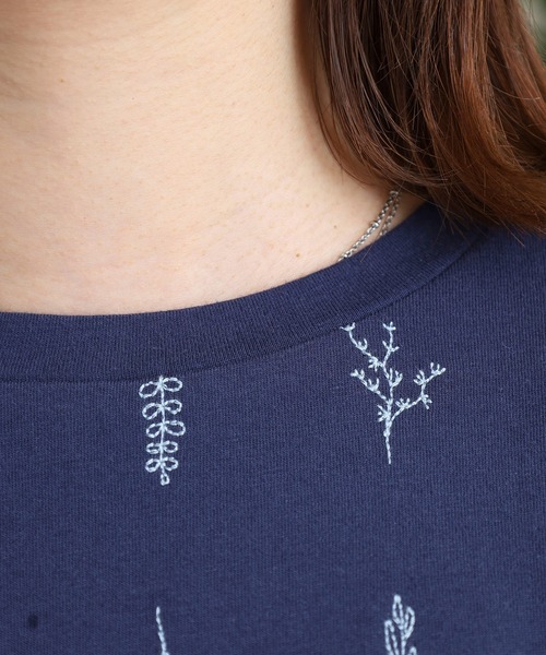 Emago（イマゴ）の「EMAGO お花全面刺繍Ｔ（Tシャツ/カットソー・レディース・ネイビー/レッド/ブラック・FREE）」の17枚目の写真