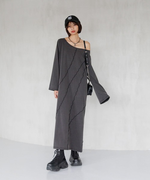 PAGEBOY(ページボーイ)の「サンドヴィンテージキリカエロングスリーブワンピース(長袖) 【ボートネック・ワンショルダー対応】(ワンピース・レディース・ブラウン/ブラック/グレー・SMALL/LARGE/MEDIUM)」の1枚目の写真
