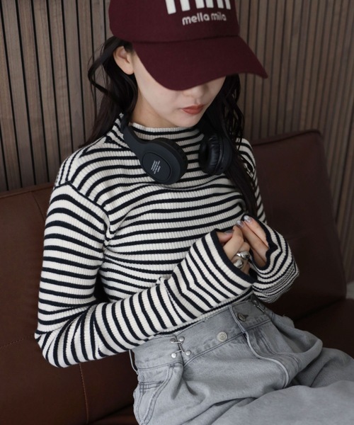 YENNA（イェンナ）の「袖配色スリットリブハイネックニット（ニット/セーター・レディース・ホワイト×ブラック/グレイッシュベージュ/アイボリー/ブラック/ブラウン・FREE）」の2枚目の写真