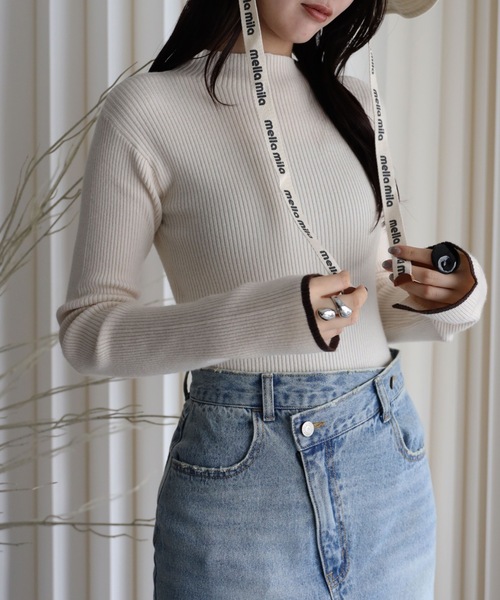 YENNA（イェンナ）の「袖配色スリットリブハイネックニット（ニット/セーター・レディース・ホワイト×ブラック/グレイッシュベージュ/アイボリー/ブラック/ブラウン・FREE）」の7枚目の写真