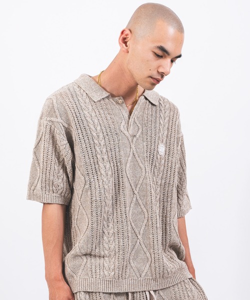 atmos（アトモス）の「atmos Cable Knit Polo Shirt / アトモス ケーブル ニット ポロ シャツ（ニット/セーター・メンズ・ベージュ/グレー・M/L/XL）」の2枚目の写真
