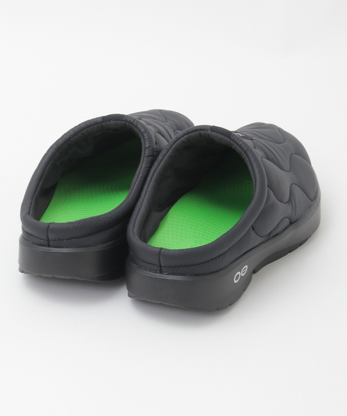 OOFOS(ウーフォス)の「【OOFOS/ウーフォス】OOcOOzie Thermo Mule(スリッポン・メンズ・ブラック・4/3/2)」の4枚目の写真