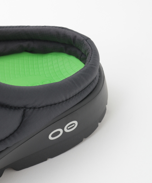 OOFOS(ウーフォス)の「【OOFOS/ウーフォス】OOcOOzie Thermo Mule(スリッポン・メンズ・ブラック・4/3/2)」の6枚目の写真