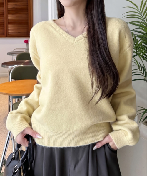 Ada.(エイダ)の「Vネック フラッフィー ニット(ニット/セーター・レディース・チャコール/イエロー/ホワイト/ブラウン/ライトブルー・FREE)」の5枚目の写真