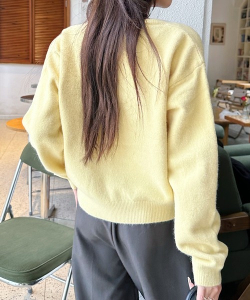 Ada.(エイダ)の「Vネック フラッフィー ニット(ニット/セーター・レディース・チャコール/イエロー/ホワイト/ブラウン/ライトブルー・FREE)」の7枚目の写真