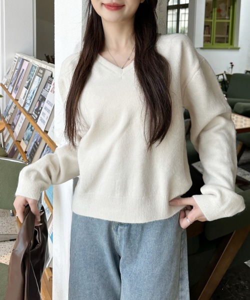 Ada.(エイダ)の「Vネック フラッフィー ニット(ニット/セーター・レディース・チャコール/イエロー/ホワイト/ブラウン/ライトブルー・FREE)」の12枚目の写真