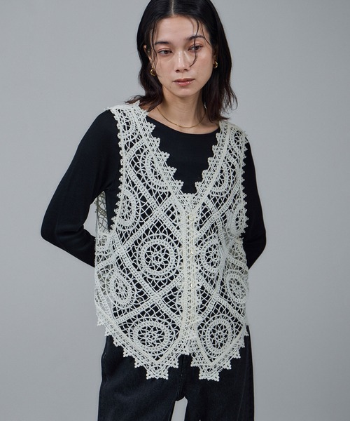 SALON adam et rope'（サロン アダム エ ロペ）の「エンブロイダリーレースジレ（ベスト・レディース・ブラック/オフホワイト・FREE）」の20枚目の写真