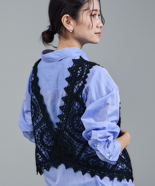 SALON adam et rope'（サロン アダム エ ロペ）の「エンブロイダリーレースジレ（ベスト・レディース・ブラック/オフホワイト・FREE）」の21枚目の写真