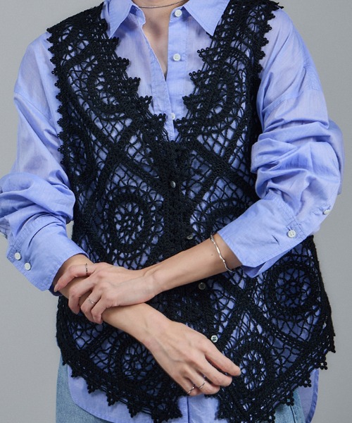 SALON adam et rope'（サロン アダム エ ロペ）の「エンブロイダリーレースジレ（ベスト・レディース・ブラック/オフホワイト・FREE）」の14枚目の写真