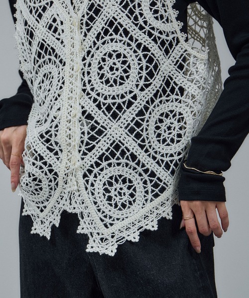 SALON adam et rope'（サロン アダム エ ロペ）の「エンブロイダリーレースジレ（ベスト・レディース・ブラック/オフホワイト・FREE）」の16枚目の写真