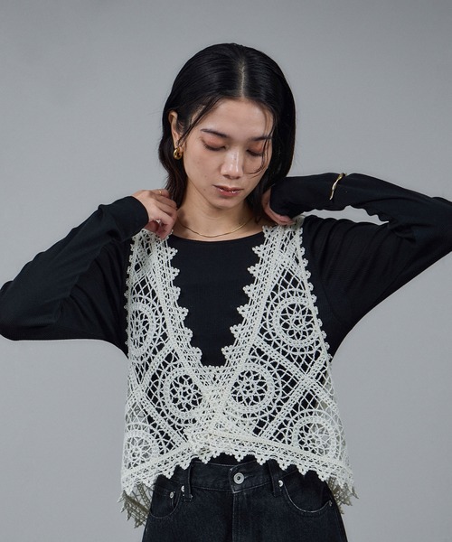 SALON adam et rope'（サロン アダム エ ロペ）の「エンブロイダリーレースジレ（ベスト・レディース・ブラック/オフホワイト・FREE）」の17枚目の写真