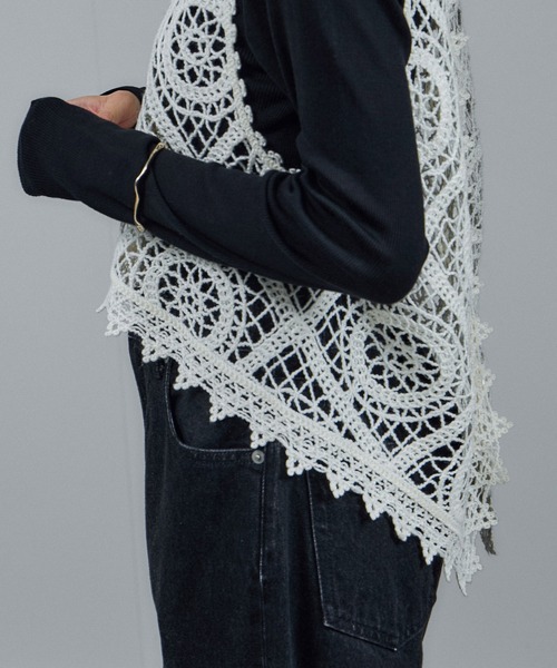 SALON adam et rope'（サロン アダム エ ロペ）の「エンブロイダリーレースジレ（ベスト・レディース・ブラック/オフホワイト・FREE）」の18枚目の写真