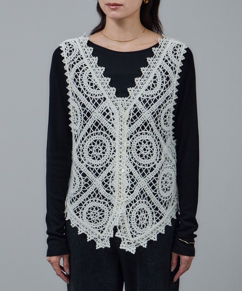 SALON adam et rope'（サロン アダム エ ロペ）の「エンブロイダリーレースジレ（ベスト・レディース・ブラック/オフホワイト・FREE）」の19枚目の写真