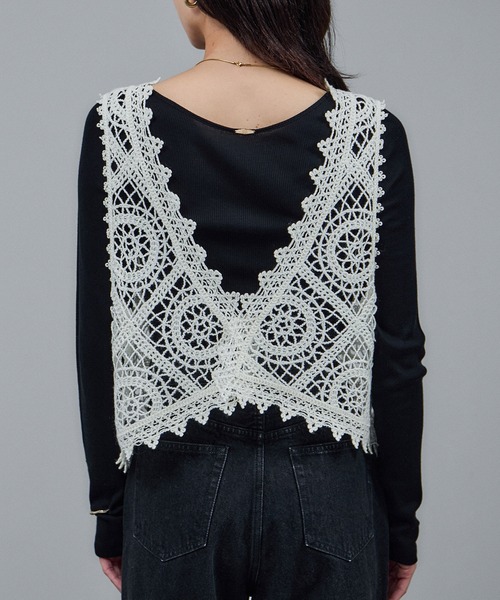 SALON adam et rope'（サロン アダム エ ロペ）の「エンブロイダリーレースジレ（ベスト・レディース・ブラック/オフホワイト・FREE）」の9枚目の写真