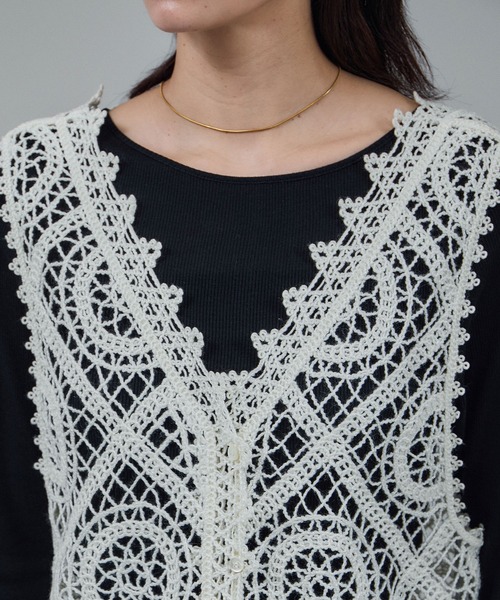 SALON adam et rope'（サロン アダム エ ロペ）の「エンブロイダリーレースジレ（ベスト・レディース・ブラック/オフホワイト・FREE）」の10枚目の写真
