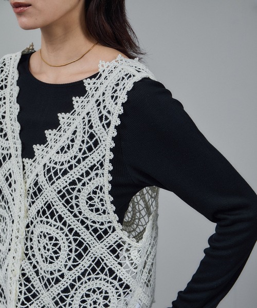 SALON adam et rope'（サロン アダム エ ロペ）の「エンブロイダリーレースジレ（ベスト・レディース・ブラック/オフホワイト・FREE）」の11枚目の写真