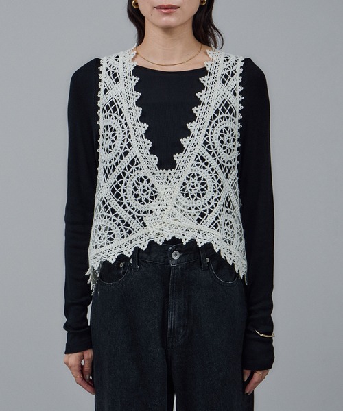 SALON adam et rope'（サロン アダム エ ロペ）の「エンブロイダリーレースジレ（ベスト・レディース・ブラック/オフホワイト・FREE）」の3枚目の写真