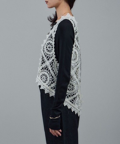 SALON adam et rope'（サロン アダム エ ロペ）の「エンブロイダリーレースジレ（ベスト・レディース・ブラック/オフホワイト・FREE）」の4枚目の写真